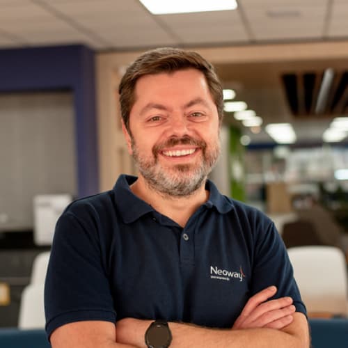 Guilherme Mendonça, VP de Parcerias Estratégicas, homem branco com cabelo curto e grisalho olhando para frente de maneira sorridente.